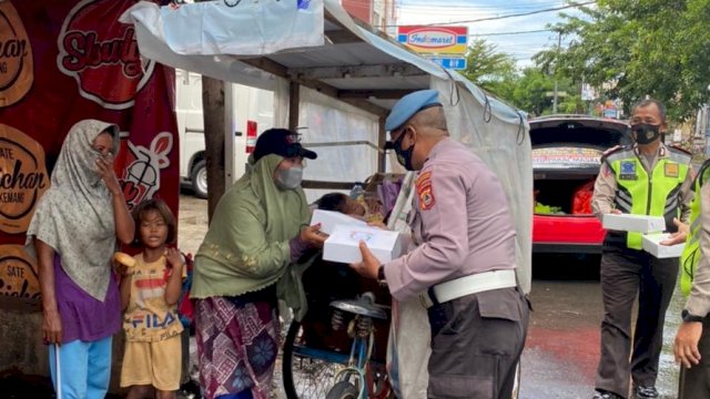 Subhanallah! Polsek Panakkukang Makassar Gelar Program SEJUK, Sedekah Jumat Berkah