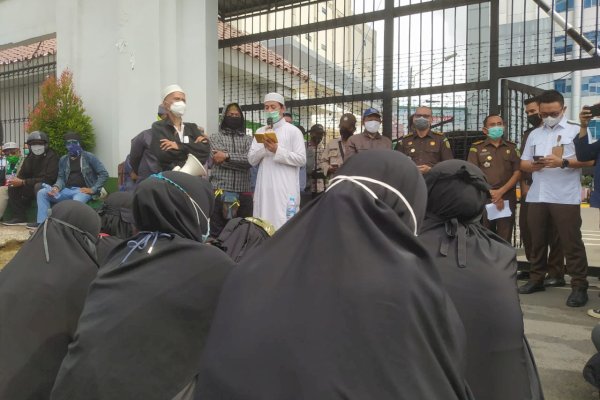 Pendukung HRS di Sulsel Gelar Aksi Baca Yasin di Kantor Kejaksaan