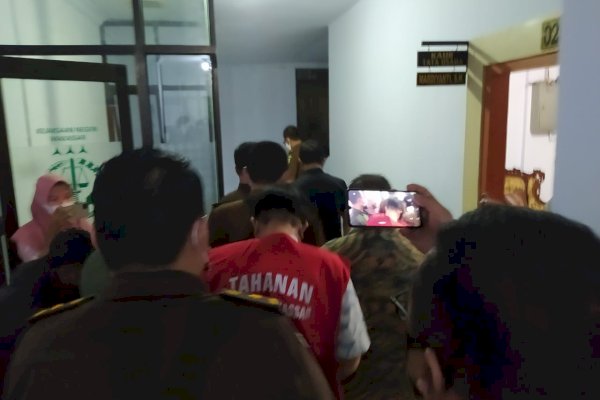 Siang Diperiksa, Malamnya Kepala UPTD Kanre Rong Makassar Pakai Rompi Tahanan