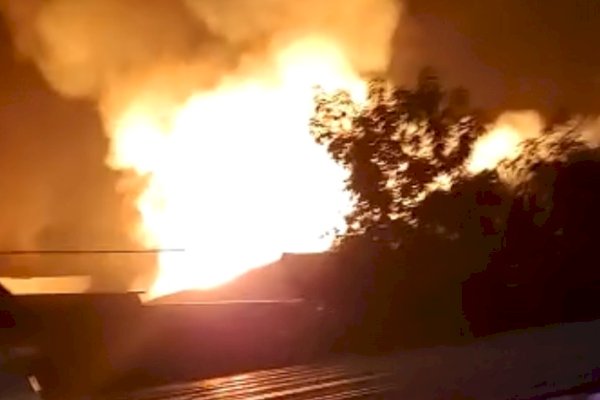Dinihari, Pabrik Spring Bed di KIMA Makassar Ludes Terbakar