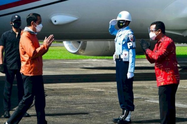 Plt Gubernur Sulsel Pakai Batik Merah Motif Lontara Temani Jokowi Resmikan Bandara Toraja