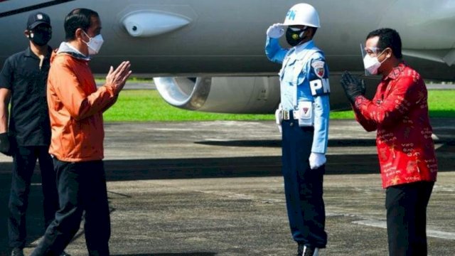 Plt Gubernur Sulsel Pakai Batik Merah Motif Lontara Temani Jokowi Resmikan Bandara Toraja