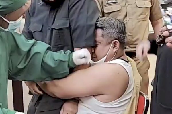 VIDEO Anggota DPRD Sulsel Ini Takut Disuntik Covid-19, Sampai Teriak Histeris Lihat Jarum