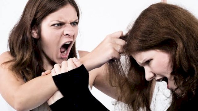 Viral Istri Sah Labrak Pelakor di Takalar Sulsel, Suami Dihajar Pakai Gagang Sapu