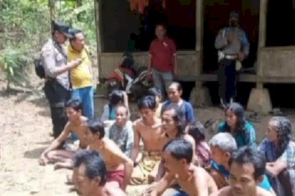 Belasan Pria dan Wanita Ini Mandi Bareng Tanpa Busana, Video-Fotonya Beredar