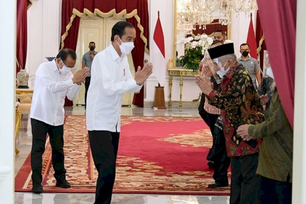 Datang ke Istana, Amien Rais Menundukkan Kepala di Jokowi