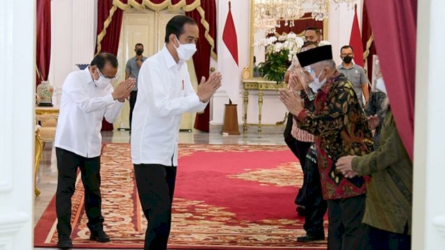 Datang ke Istana, Amien Rais Menundukkan Kepala di Jokowi