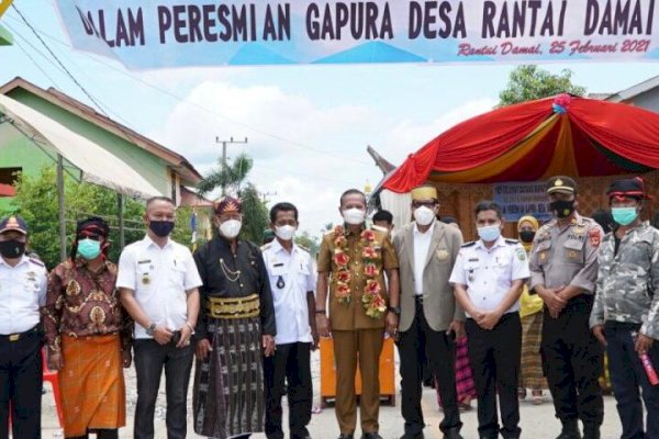 Bupati Luwu Basmin Resmikan Gapura Desa, Hasil Swadaya Masyarakat