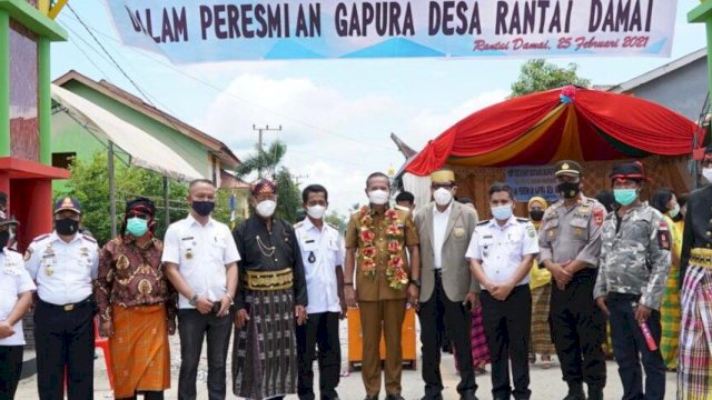 Bupati Luwu Basmin Resmikan Gapura Desa, Hasil Swadaya Masyarakat