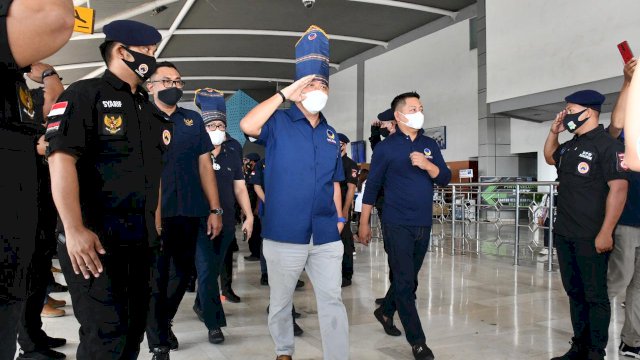 Wakil Ketua DPP NasDem, Ahmad Ali tiba di bandara Internasional Sultan Hasanuddin, Makassar, Senin (29/3/2021).