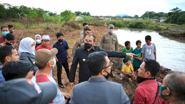 Cegah Banjir, Pemkot Makassar Keruk Sungai Biringjene