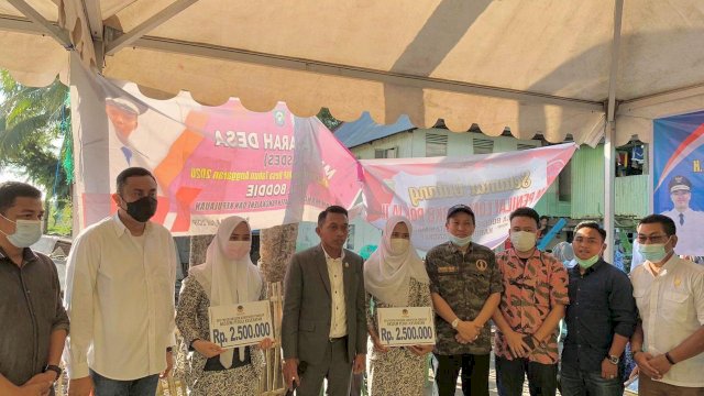 Program NasDem Peduli memberikan bantuan kepada dua bidan di Pangkep yang viral setelah mengantarkan pasien ibu hamil ke rumah sakit menggunakan perahu. 