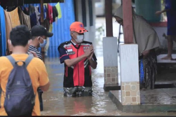 Korban Banjir di Pangkep Sulsel Senang Didatangi Wabup Syahban Sammana