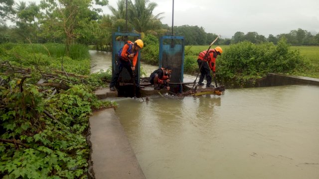 Personel Basarnas yang melakukan pencarian di Sungai Barabatu, Pangkep.