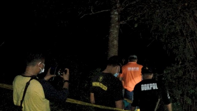 Polisi melakukan olah TKP di lokasi penemuan mayat dalam karung di Kabupaten Gowa, Sulsel. 