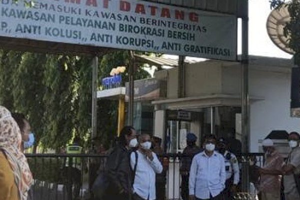 Ricuh di PN Jakarta Timur, Simpatisan Rizieq Shihab Dikejar Polisi