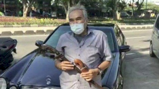 Waduh! Sopir Pengacara Rizieq Shihab Bawa Badik-Parang, Denny Siregar: Niatnya Mau Cari Ribut