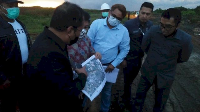 Danny Pomanto meninjau lokasi rencana pembangunan stadion di Kelurahan Untia, Kecamatan Biringkanaya, Makassar.