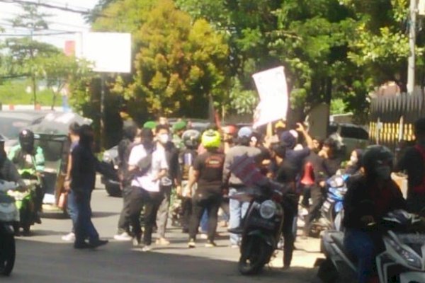 Aparat Gabungan TNI-Polri Hadap-hadapan dengan Mahasiswa Makassar Pengunjukrasa Tolak Jokowi ke Sulsel