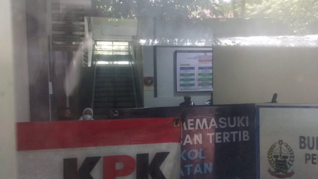 Kantor Biro Jasa dan Pengadaan Pemprov Sulsel saat digeledah KPK. 