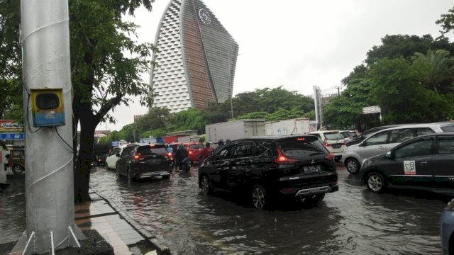 Macet dan banjir di Jalan AP Pettarani, Makassar, Rabu (10/3/2021). 