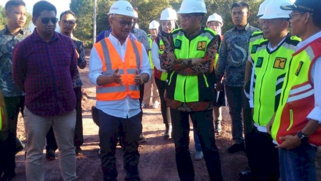 Nurdin Abdullah (depan, ketiga dari kiri) saat meninjau proyek jalan Bua Kabupaten Luwu-Rantepao Toraja Utara. (foto: dokumen istimewa) 