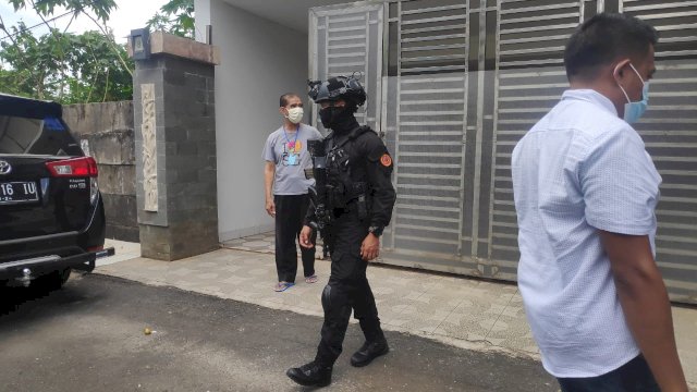 Suasana dari luar rumah Agung Sucipto saat penggeledahan KPK. 