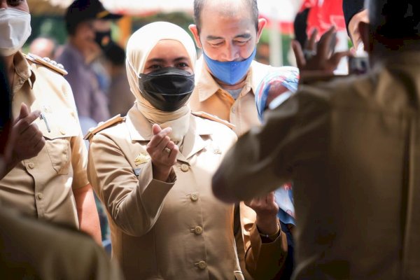 Blusukan, Wabup Maros Suhartina Beli Kerajinan Tangan Hasil Home Industri Warga