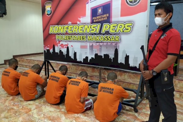 Polisi Makassar Tangkap 5 Oknum Mahasiswa dan Sita 1,3 Kilogram Ganja Siap Edar