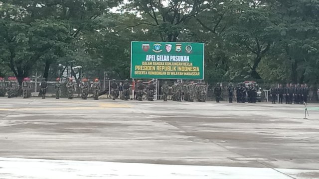 Apel siaga personel TNI-Polri di Lapangan Karebosi Makassar, jelang kunjungan kerja Presiden RI, Joko Widodo. 