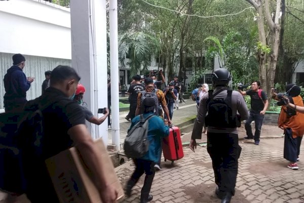 Dari Kantor Gubernur, KPK Angkut Tiga Koper dan Dua Kardus Barang Bukti Dugaan Korupsi Nurdin Abdullah