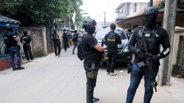 Aparat Polda Metro Jaya menggerebek lokasi terduga teroris, berhasil menyita lima bom rakitan dan mengamankan empat tersangka. (Tribratanews)