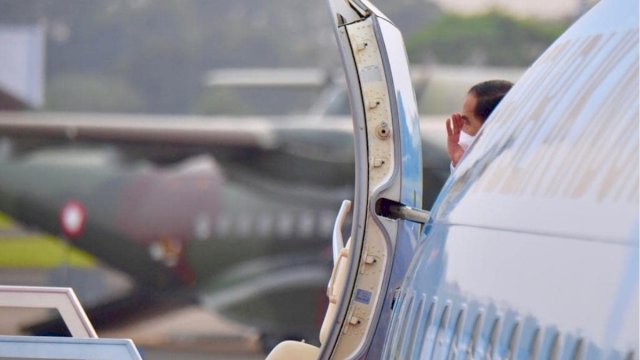 Presiden Jokowi saat turun dari pesawat di Lanud, Maros, Kamis (18/3/2021). Foto: instagram @jokowi.
