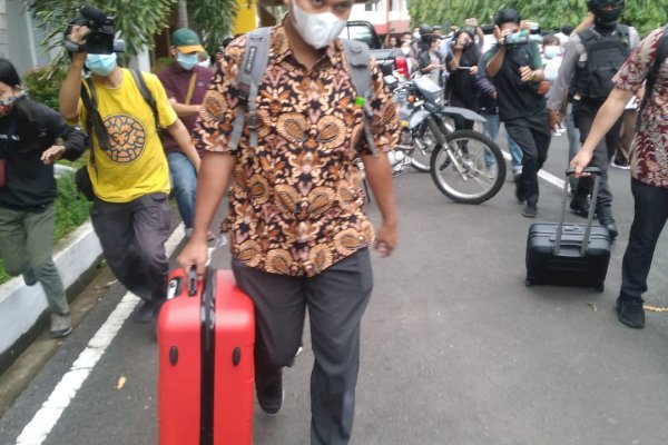 KPK Bawa 3 Koper dari Hasil Penggeledahan Kantor Dinas PU Sulsel