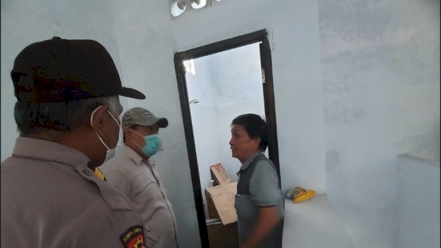 Polisi di TKP penemuan mayat dengan leher terlilit tali.