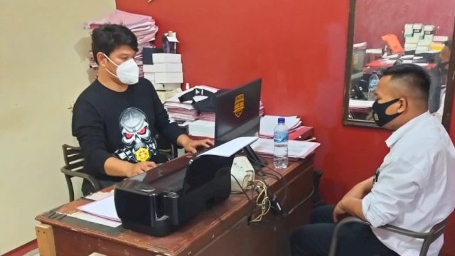 Pelayan cafe yang menyamar sebagai polisi di Makassar.