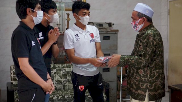 PSM Makassar memberikan santunan ke Panti Asuhan dan Yayasan Marbot Sunan Giri di Kota Malang, Jumat (26/3/2021).