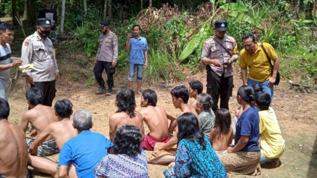 Polisi mengamankan anggota kelompok aliran sesat yang punya ritual mandi bareng pria dan wanita tanpa busana. (tribratanews). 