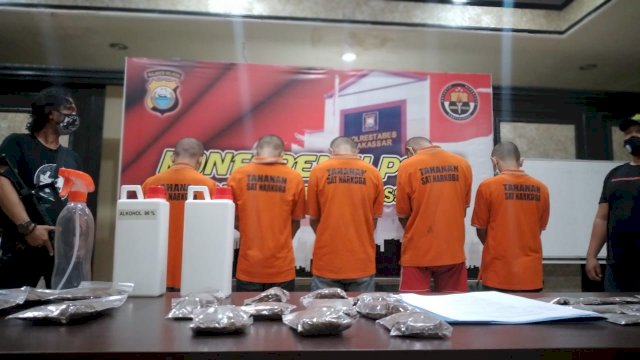 Lima pelaku pembuat dan pengedar narkoba jenis tembakau sintetis yang ditangkap di Makassar. Pelaku mayoritas berumur belasan tahun. 