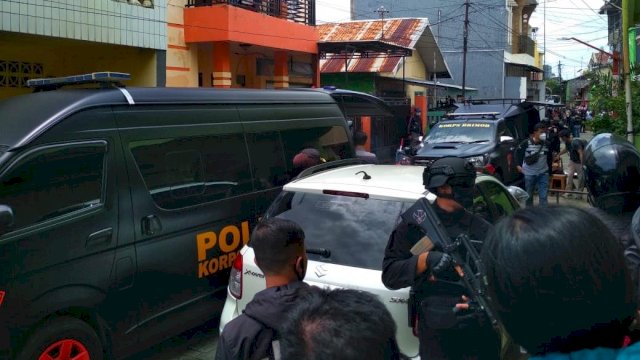 Penggeledahan rumah pelaku bom bunuh diri Gereja Katedral Makassar di Jalan Tinumbu, Senin (29/3/2021) lalu.