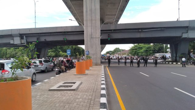 (Aparat bersenjata lengkap berjaga-jaga di Jalan AP Pettarani-Fly Over Makassar).