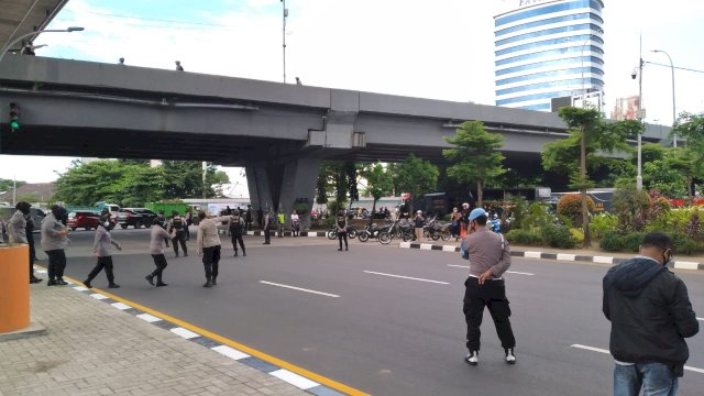 Penjagaan ketat di Jalan AP Pettarani dan Fly Over, Makassar, Kamis (18/3/2021).