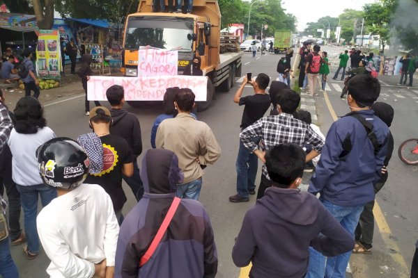 Adzan Maghrib, Demo Mahasiswa Tolak Jokowi di Makassar Bubar Grak!