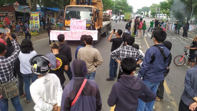 Aksi demo mahasiswa di Jalan Sultan Alauddin, Makassar, menolak kedatangan Presiden RI, Joko Widodo, Rabu (17/3/2021). Aksi ini bubar jelang adzan maghrib. 