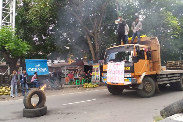 Tolak Jokowi ke Sulsel, Mahasiswa di Makassar Tutup Jalan dan Bakar Ban