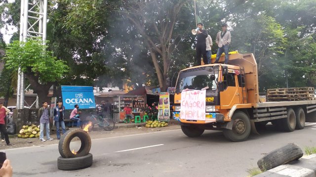 Mahasiswa UIN Alauddin Makassar berdemo menolak kunjungan Jokowi ke Sulsel, Rabu (17/3/2021). 