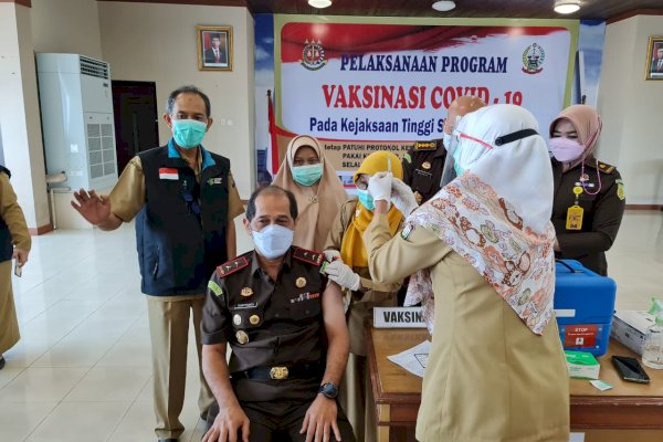 Jaksa dan Pegawai Kejati Sulsel Terima Vaksin Tahap Pertama