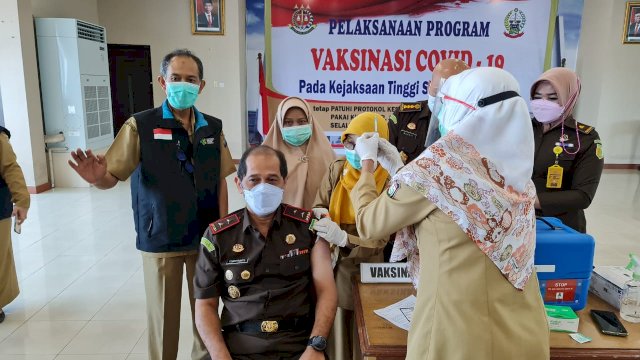 Kajati Sulsel, Raden Ferbytriyanto menerima vaksin Covid-19 tahap pertama. 