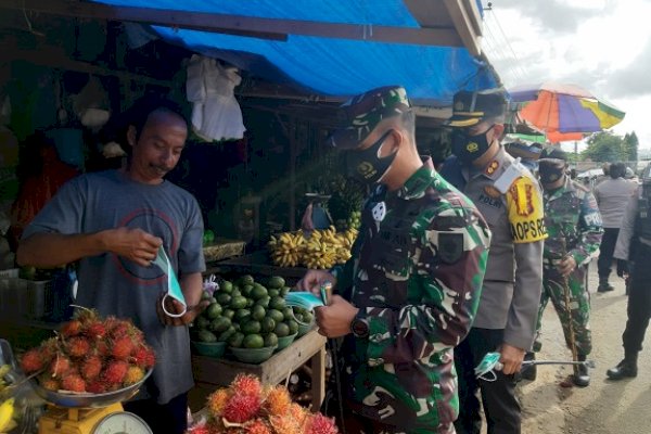 Sinergi Pemkab Pangkep, TNI dan Polri Bagikan Masker ke Warga 