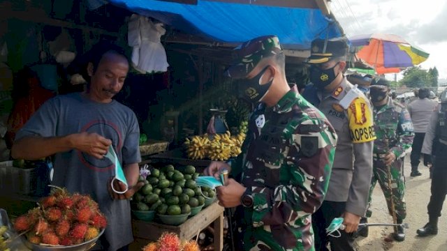 Sinergi Pemkab Pangkep, TNI dan Polri Bagikan Masker ke Warga 